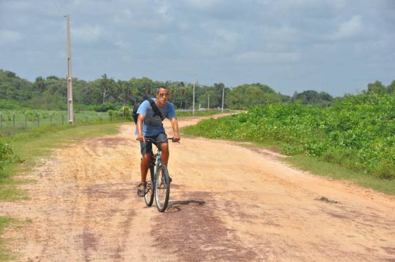 Pedalando na zona rural a caminho da praia, na Ilha de Marajó - PA